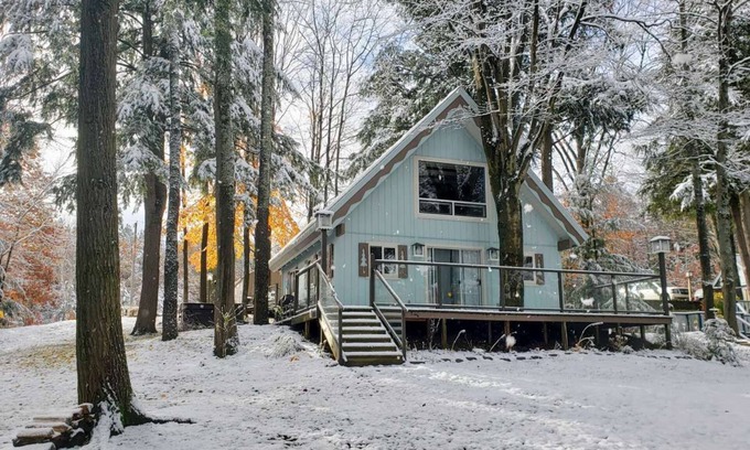 Gaylord Cabaña | Tranquil Lake Cottage Near Golf/Skiing w/Views & Hot Tub