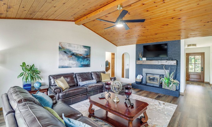 Higden Casa | Tranquil Lakefront Greers Ferry Escape w/ Fire Pit