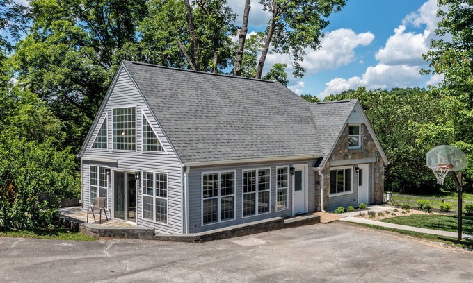 Maryville Casa | Tranquil Mountain Escape: Luxurious 2 Bedroom 2 Bath Cottage on 9 Acres