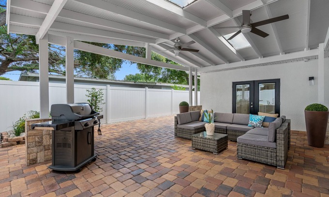 Tampa Villa | Tranquil Paradise on N Jamaica - 4BR Villa - 2 Miles to Tampa Bucs Stadium