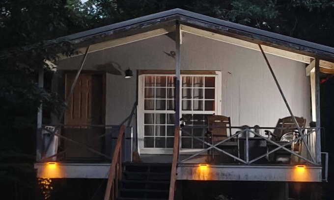 Canton Cabaña | Tranquil Treehouse Cottage 10 mins from Downtown Canton