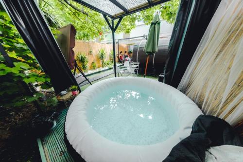 Coldharbour Apartamento | TranquilHaus! 3BR Retreat with Spa Saunas, Hot Tub & Garden Cinema