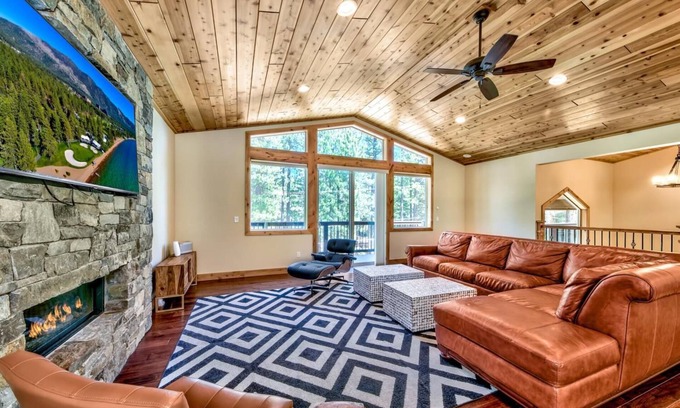 Country Club Estates Chalet De Esquí | Tranquility in the Trees - Hot Tub, Projection TV Theater and Air Hockey