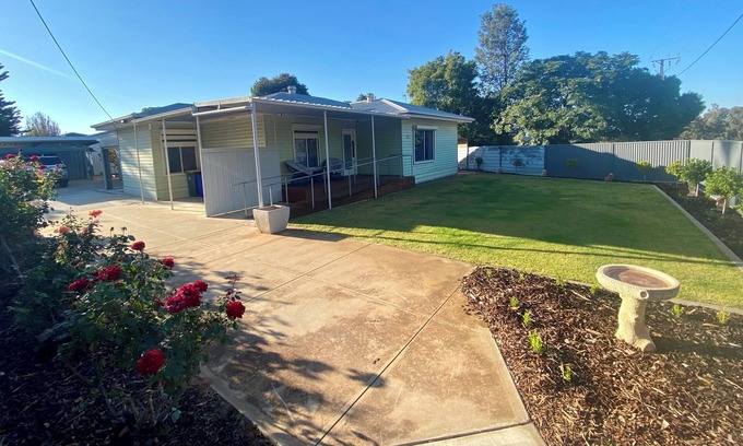 Bookpurnong Casa | Tranquility on Tobruk- Pet & Family friendly Accommodation