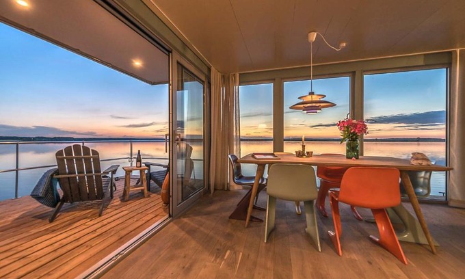 Luckow Alquiler De Eote | traumHaff Hausboote La Péniche / Ostsee - außergewöhnliches Design, atemberaubende Sonnenuntergänge und Sauna an Bord