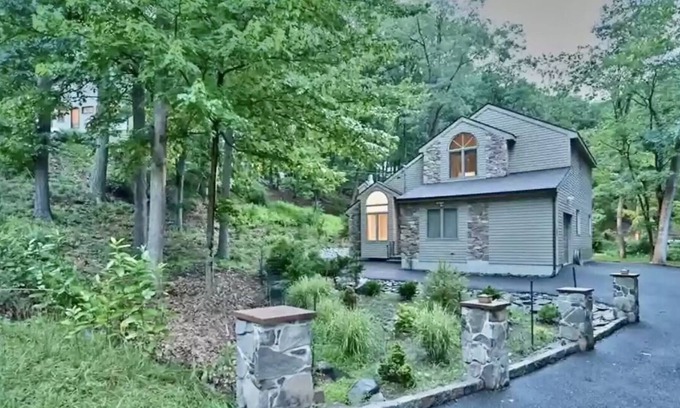 Bushkill Casa | TRAVEL NURSES WELCOME/ Bushkill- Poconos home in Gated community
