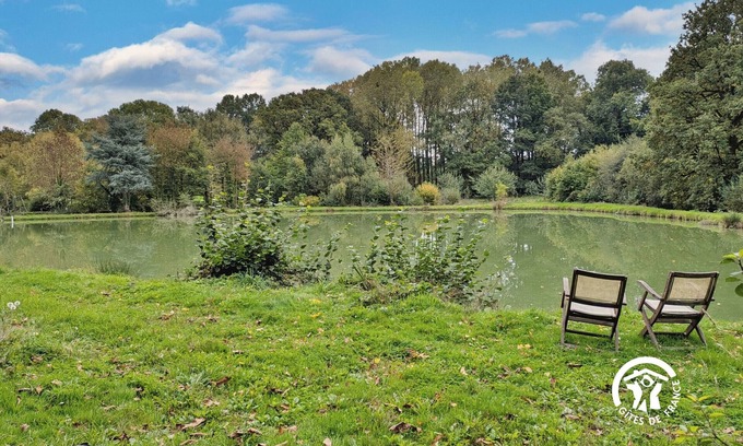 Saint-Thomas-de-Courceriers Cama Y Desayuno | Nido acogedor en el bosque con terrazas, piscina y desayuno incluido