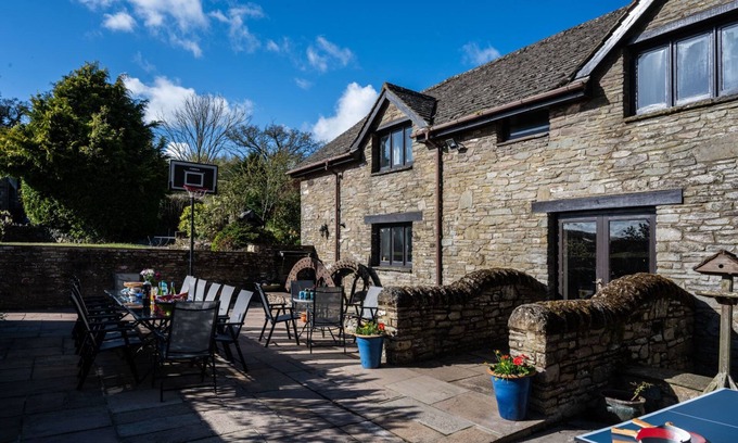 Llanfihangel Tal-y-llyn Casa | Características de la casa del siglo XVII, incluyendo el lugar original del fuego, la rueda del molino y la corrida