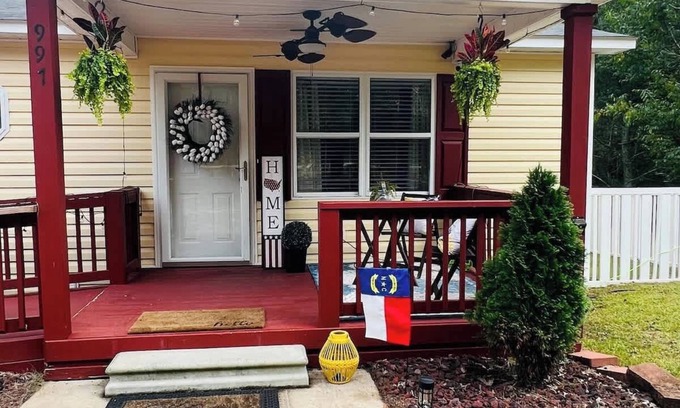 Pine Forest Casa | Family Retreat l Fenced yard I Outdoor Grill & Games I Near Ft Bragg