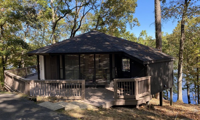 Jones Mills Cabina | Tree House Cabin on Lake Catherine