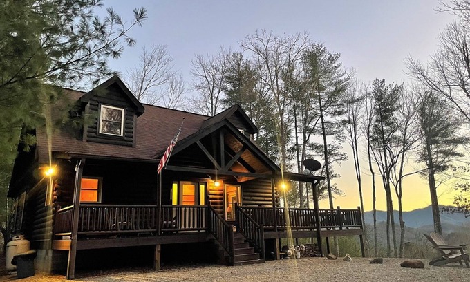 Almond Cabina | Tree Top Getaway - Tree Top Getaway close to Fontana Lake and NOC - Free Passes!