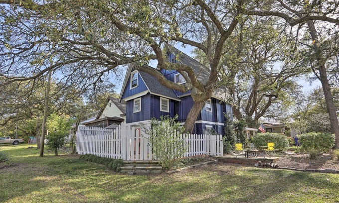 Southport Cabaña | Treehouse cottage in downtown Southport 3 bedroom 2 bath,Pets allowed WiFi, AC