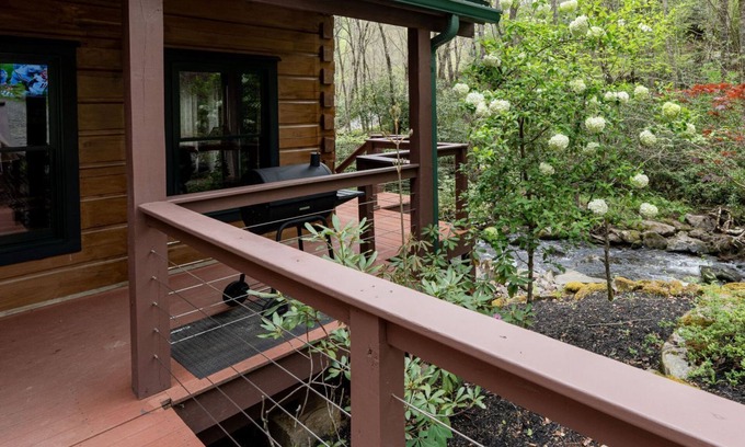 Topton Cabina | Treehouse- Pet Friendly, Luxury Log Cabin Rental on Creek, Fly-fishing, Hot Tub, Rafting-Nantahala NC