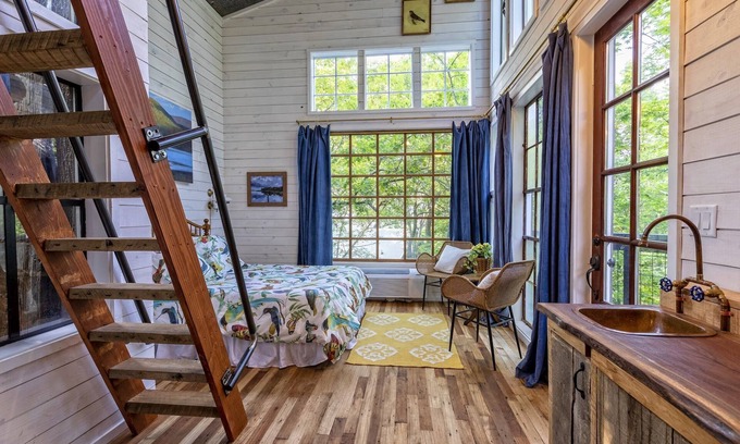 Chattanooga Cabina | Treetop Hideaways: The Dogwood Treehouse