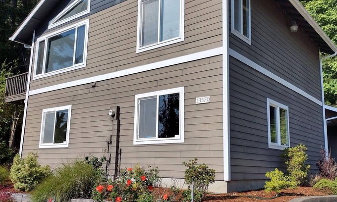 Tahuya Casa | Treetop Retreat on Hood Canal with majestic views and Outdoor Soaking Tub.