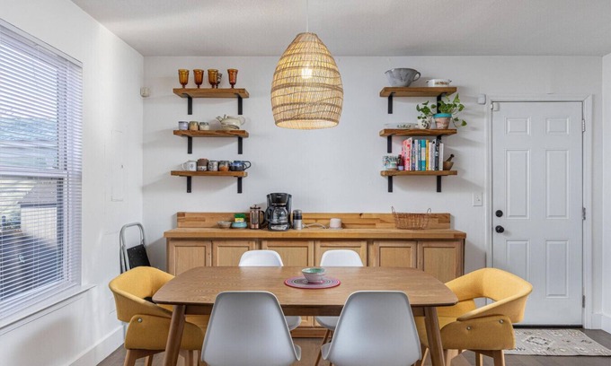 Highland Park Cabaña | Trendy Downtown Cottage - 3BR, Pets Welcome!