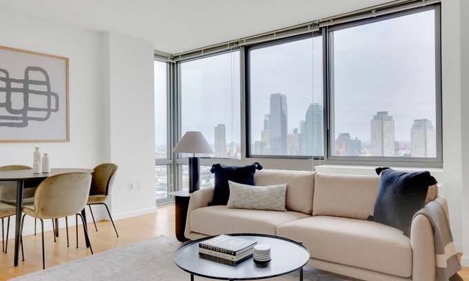 Hunters Point Apartamento | Trendy LIC 2BR w/ W/D, Elevator & Doorman, near East River, by Blueground