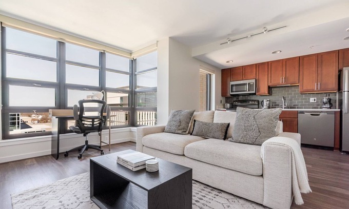 Ballston Apartamento | Trendy Virginia Square 1BR w/ Pool & Games, nr Metro, by Blueground