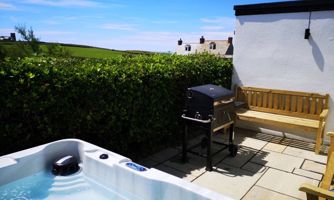 Tintagel Casa | TREVENA LODGE, pet friendly, with hot tub in Tintagel