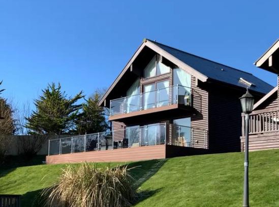 Winnard's Perch Casa | Trevone House with Hot Tub on Retallack Resort