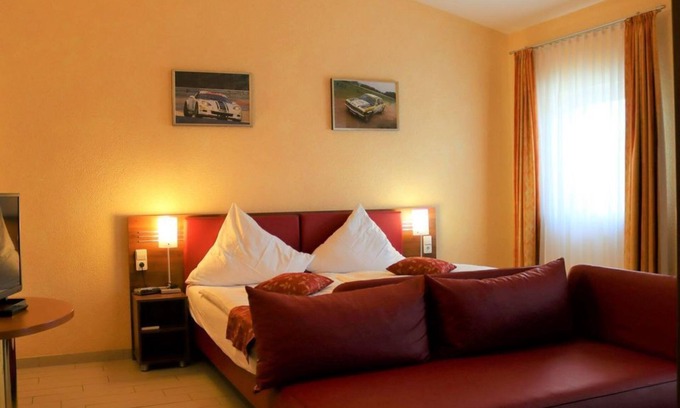 Meuspath Casa | Triple room, shower or bath, WC - Land-gut-Hotel am Ring