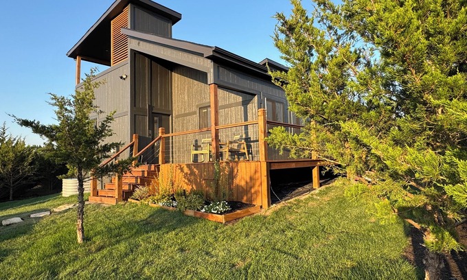 Linn Valley Casa | Romantic Getaway Cabin w/ Rooftop Spa, Fire Pit & Golf Cart