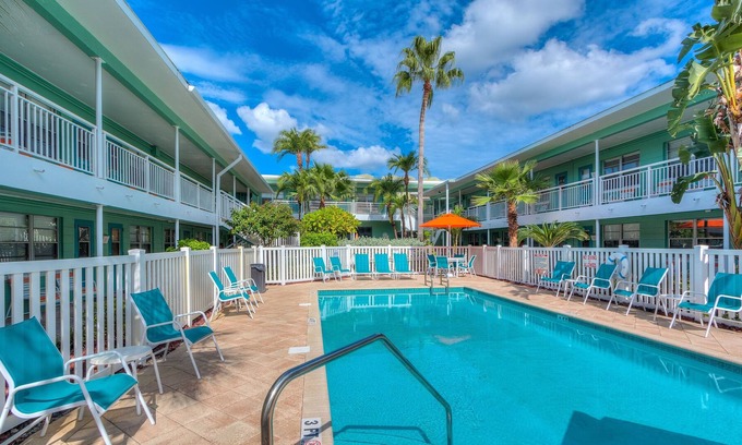 Treasure Island Condominio | Tropic Terrace #44 - Beachfront Rental 2 Bedroom Condo by RedAwning