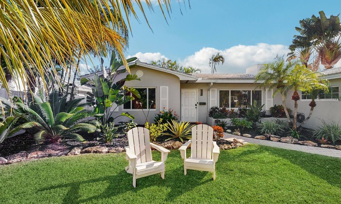 Santa Barbara Estates Casa | Tropical backyard oasis w/ putting green, grill, tiki bar & 5 min walk to beach
