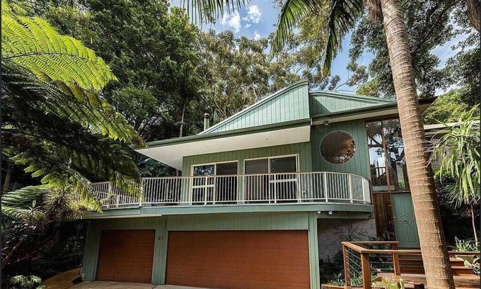 Stanwell Park Casa | Tropical Beach Escape - 3 min Walk to Surf Beach and Cafes