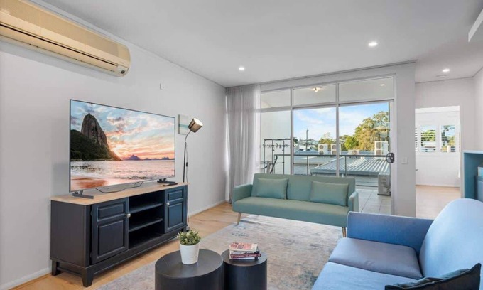 Bulimba Apartamento | Tropical Bulimba Getaway 2BR | *2 x Parking/Pool*