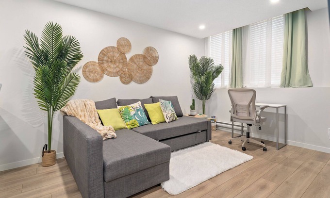 Cranston Casa | Tropical Caribbean-Themed Cozy Getaway- King Bed-Patio-Parking-Luxury