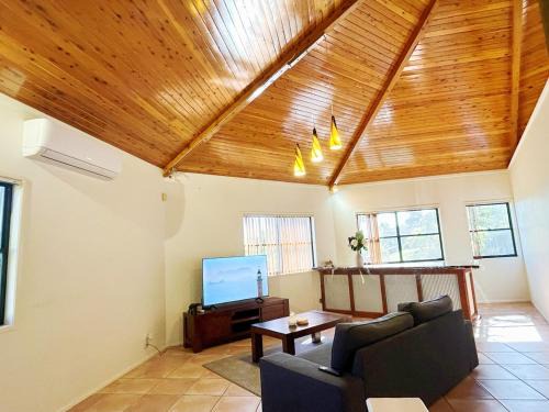 Cornubia Casa | Tropical escape in central location Entire house