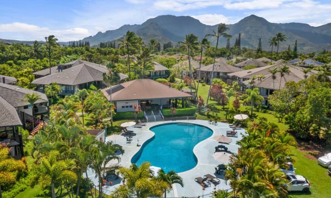 Kaiulani Condominio | Tropical Garden Condo with AC and pool