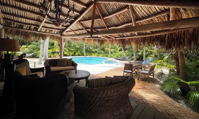 Bel Air Casa | Oasis tropical: piscina privada climatizada y spa, a 5 minutos en coche de la playa y tiendas.