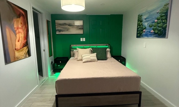 Wilton Manors Casa | Tropical men-only retreat with heated pool & garden view – The Green Room