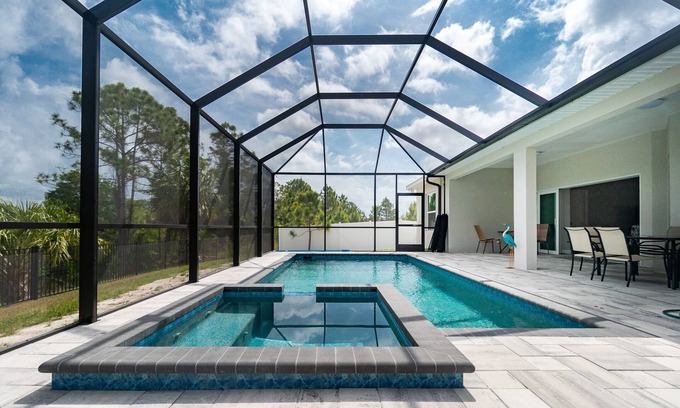 Englewood East Casa | Tropical Oasis with saltwater pool & hot tub on a canal 8 miles from beaches