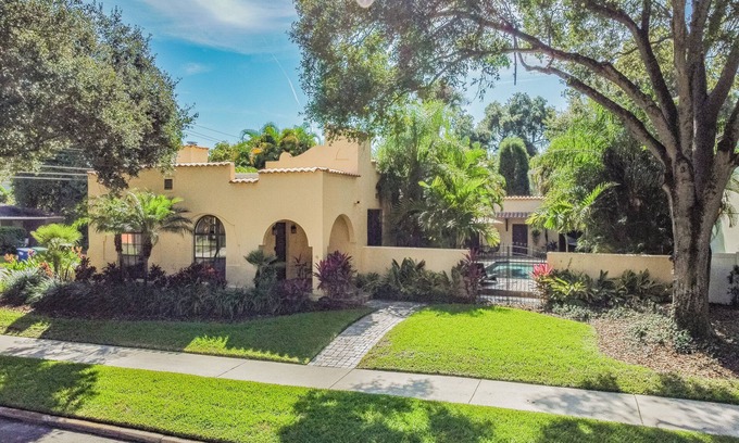 Virginia Park Casa | Tropical pool home in South Tampa