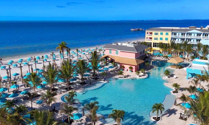 Fort Myers Beach Complejo | Tropical Poolside Stay w/ Outdoor Pool and Ocean Views Near Fort Myers Beach