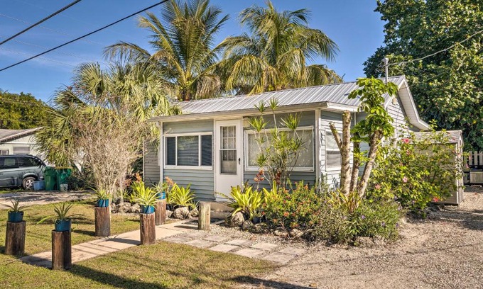 Charlotte Harbor Casa | Tropical Port Charlotte Cottage - Walk to Bay!