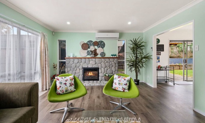 Waipahihi Cabaña | True Blue - Taupo Holiday Home