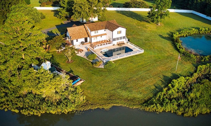 St. Michaels Casa | VERDADERO EN LA CIUDAD SAINT MICHAELS 5. 5 ACRE WATERFRONT w / Pool !!!
