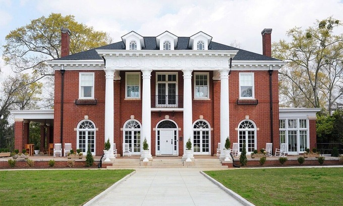 LaGrange Apartamento | Historic mansion in the heart of LaGrange. Luxury amenities!