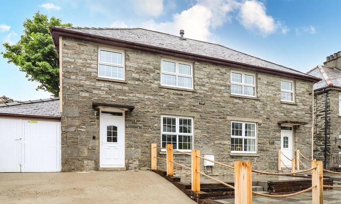 Rhiwbryfdir Cabaña | TRYFAN, character holiday cottage in Blaenau Ffestiniog