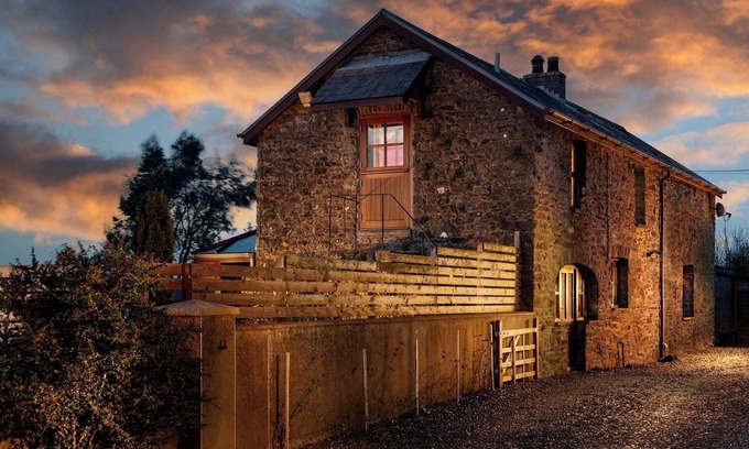 Tan-y-groes Cabaña | Trysor Holiday Cottage a stunning Coach house with sea views, near Penbryn beach