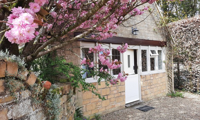 Temple Guiting Cabaña | Tucked away in a quiet rural village with pub. Great walking and cycling country