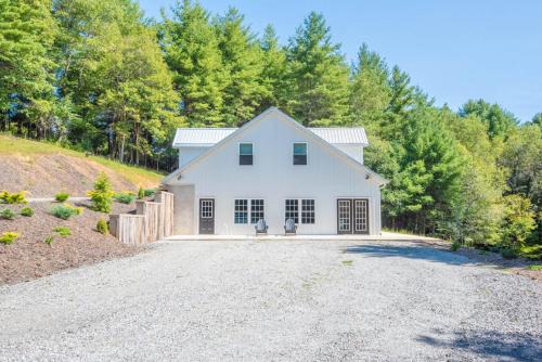 Jefferson Casa | Tucked away in the woods - minutes to the New River - Acreage to explore!