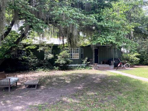 Burton Casa | Tucked Away Newly Renovated 2 Bedroom/1 Bath Sleeps 8