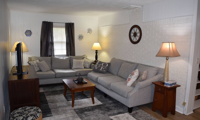 Tucker Casa | Tucker Ranch - Comfortable Home w/screened in porch. Pet Friendly.