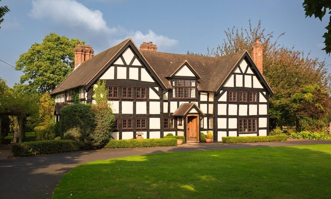 Dunhampton Cabaña | Tudor Manor - pet friendly with hot tub near Ombersley