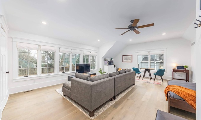 North Burns Park Apartamento | Tudor Style Carriage House